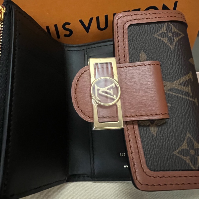 全新 LV Dauphine 短夾-2