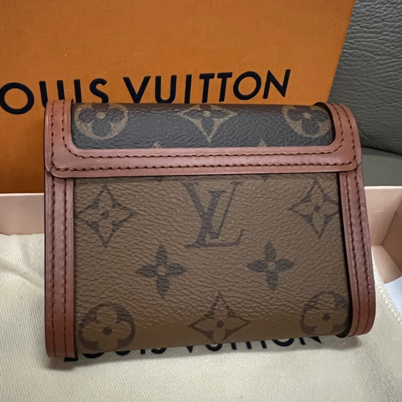 全新 LV Dauphine 短夾-6