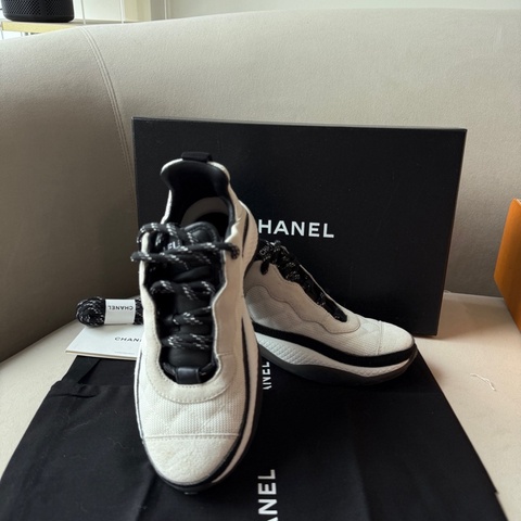 全新Chanel /香奈兒 菱格紋logo運動鞋 37碼 黑白配色經典款雙C標誌設計 鞋面是網布材質舒適