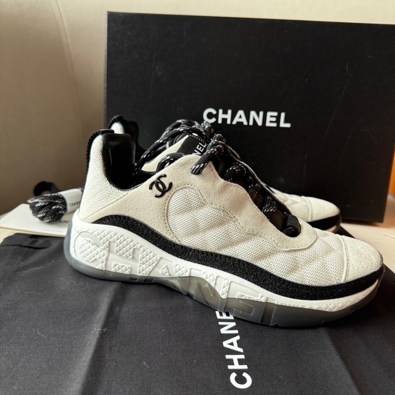 全新Chanel /香奈兒 菱格紋logo運動鞋 37碼 黑白配色經典款雙C標誌設計 鞋面是網布材質舒適-1
