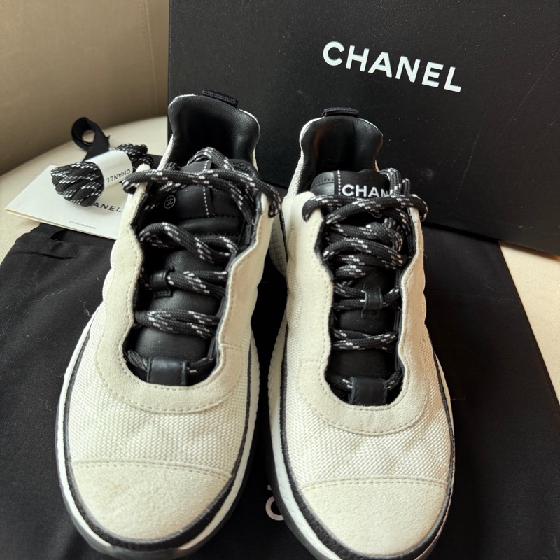 全新Chanel /香奈兒 菱格紋logo運動鞋 37碼 黑白配色經典款雙C標誌設計 鞋面是網布材質舒適-3