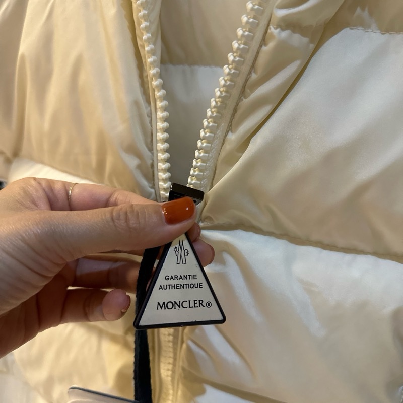 Moncler白色短版荷葉邊羽絨外套-1