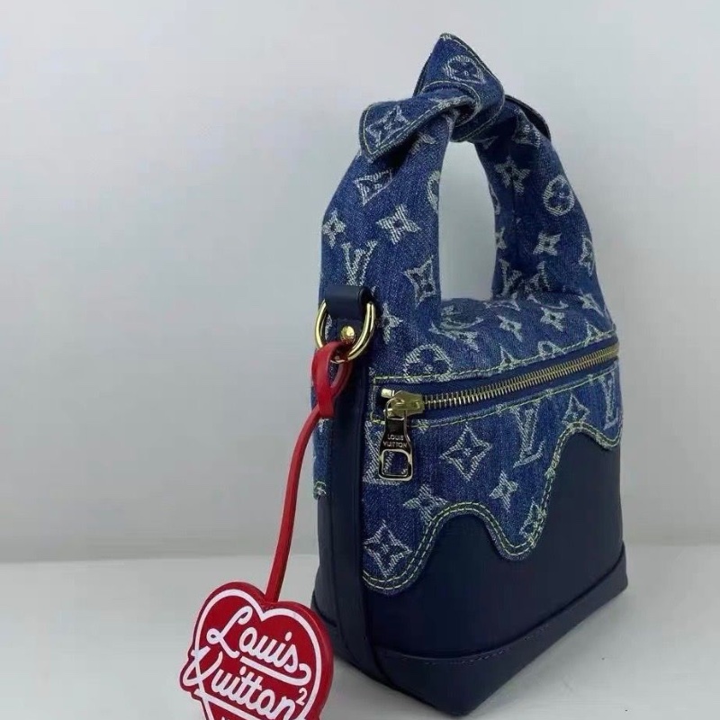 LV Nigo聯名牛仔飯盒包芯片款 28 x 10 x 23 95新 配件肩帶 塵袋-4