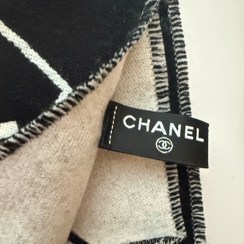 💖Chanel 格紋 字母 圍巾 黑色💖 全新全配-4