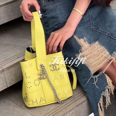 CHANEL小雞黃銀扣鏤空 手提水桶包 19*20*12  9新 配件塵袋