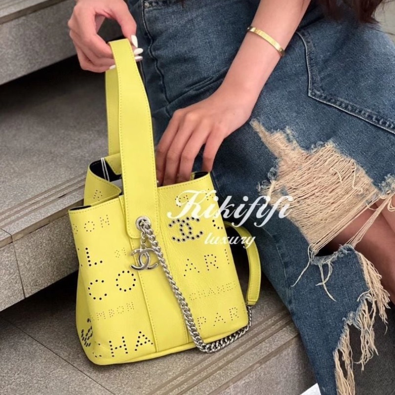 CHANEL小雞黃銀扣鏤空 手提水桶包 19*20*12 9新 配件塵袋-0