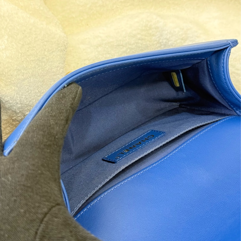 (包況新)Chanel boy20 藍金 牛皮 專櫃二十幾萬-14