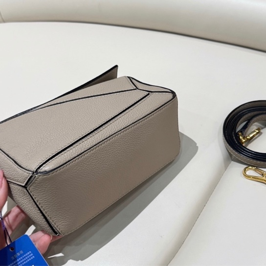 99新Loewe羅意威 幾何包 沙色puzzle mini-8