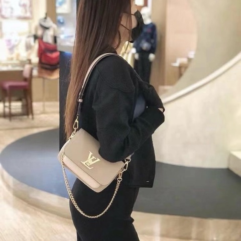 LV M58554 雙肩帶郵差包 奶茶 芯片款🏅