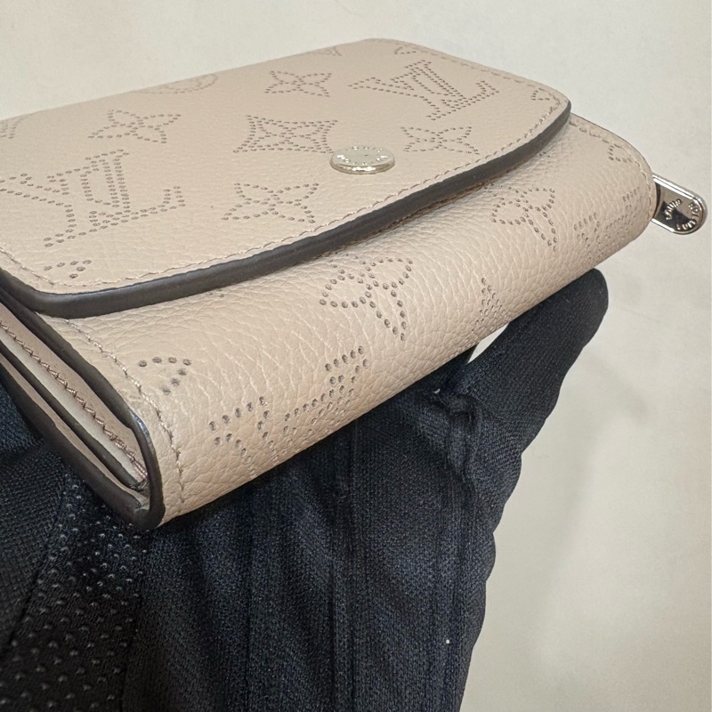 LV 月光仙子短夾 耐用洞洞牛皮-1