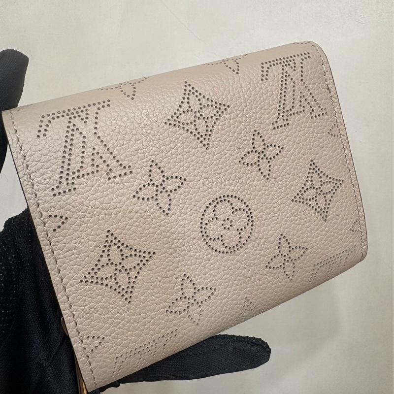 LV 月光仙子短夾 耐用洞洞牛皮-3