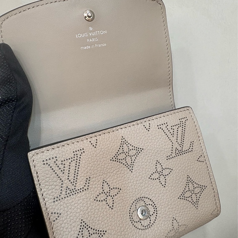LV 月光仙子短夾 耐用洞洞牛皮-4