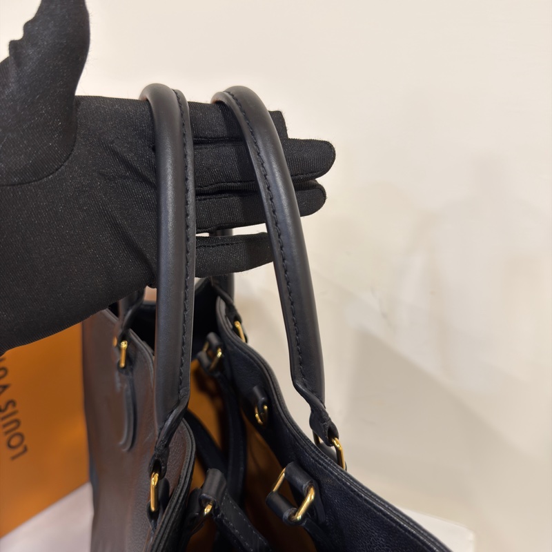 #僅一顆全網最低💰 #櫃上在售10多萬 Lv On-The-Go 中號全黑壓紋-8