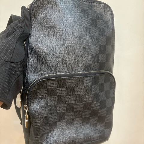 LV 黑灰棋盤雙口袋胸口/斜背包 出清特價