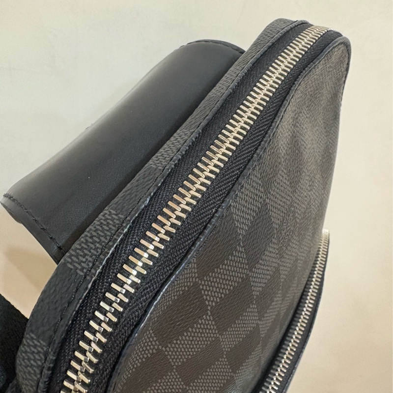 LV 黑灰棋盤雙口袋胸口/斜背包 出清特價-2