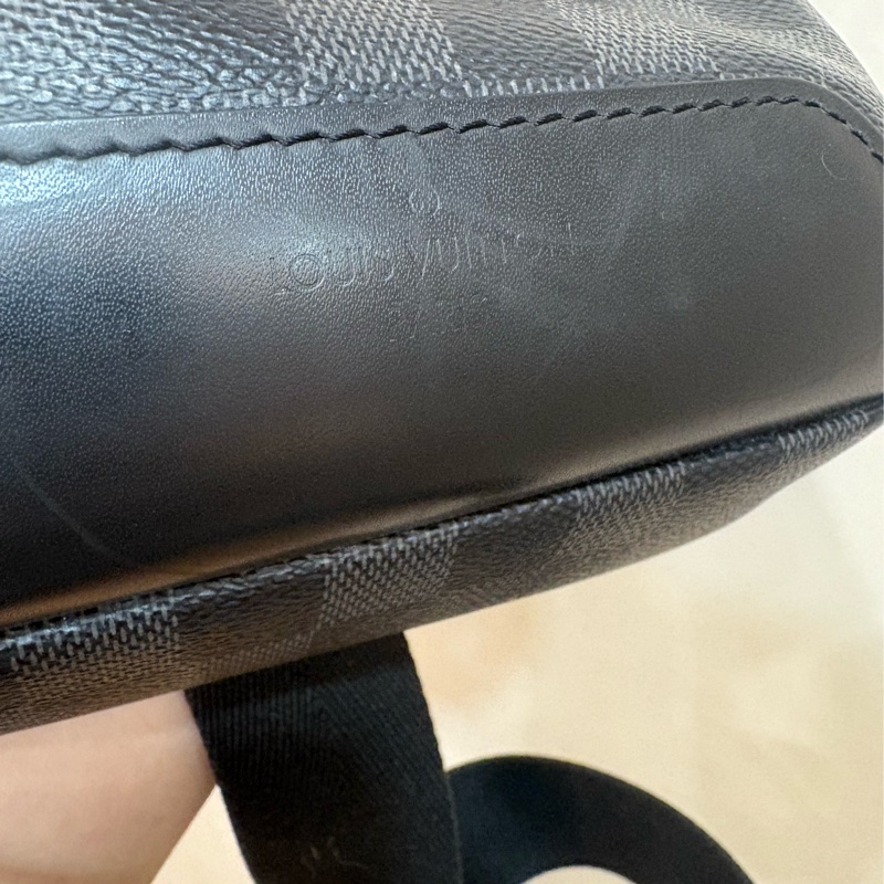 LV 黑灰棋盤雙口袋胸口/斜背包 出清特價-7