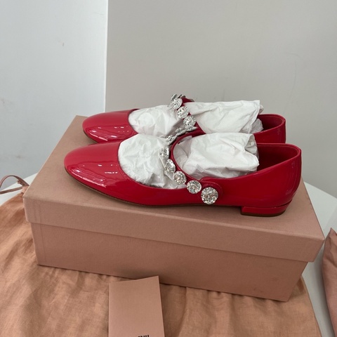 99新繆繆/Miumiu 紅色水鑽瑪麗珍漆皮鞋  36碼 附件；盒子