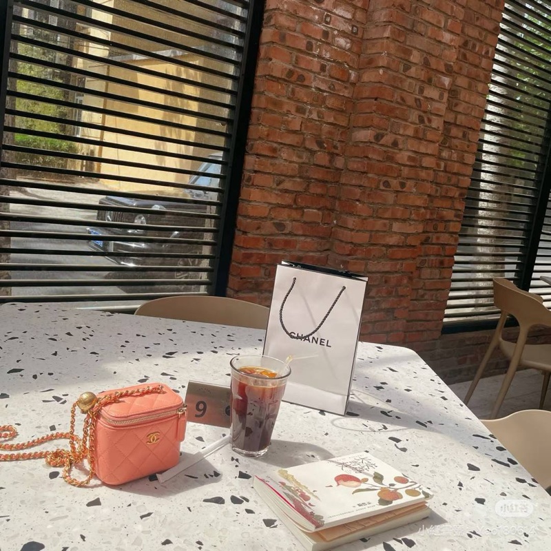 chanel 香奈兒 鮭魚粉 金球 化妝包 斜背包 肩背包 手提包 小廢包 小盒子-4