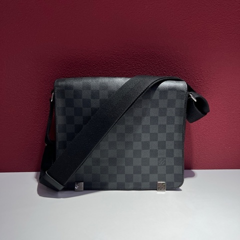 路易威登/Louis Vuitton District系列 黑色棋盤格翻蓋郵差包 105706 尺寸：25.0x 22.0x 7.0 cm。