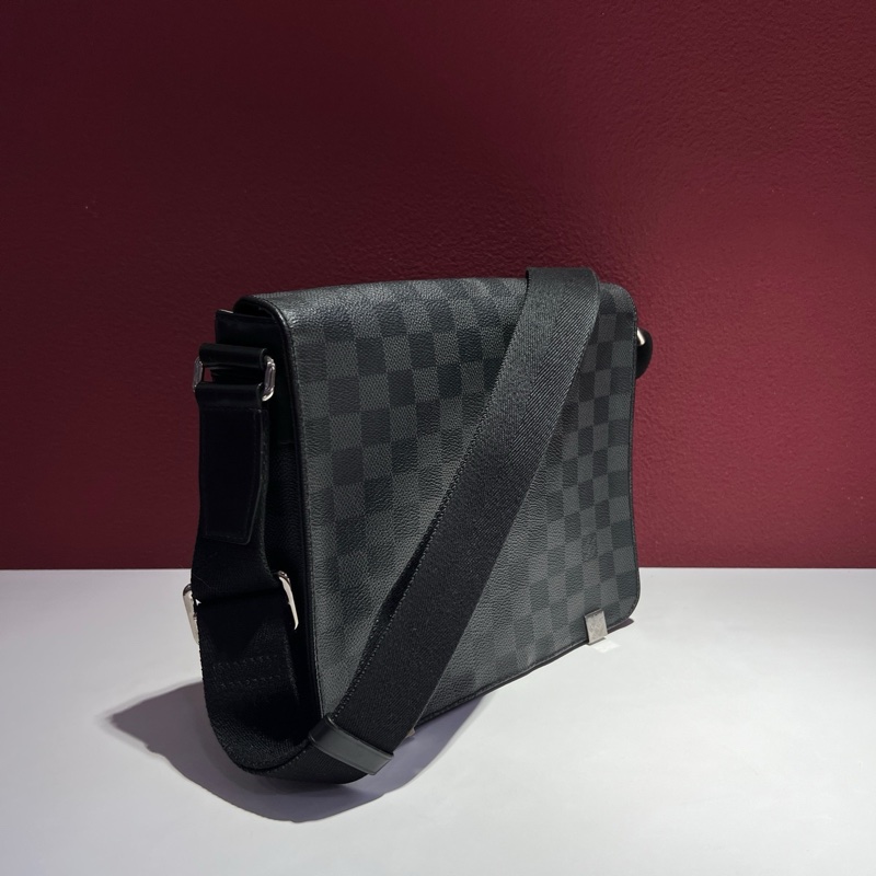 路易威登/Louis Vuitton District系列 黑色棋盤格翻蓋郵差包 105706 尺寸:25.0x 22.0x 7.0 cm。-1
