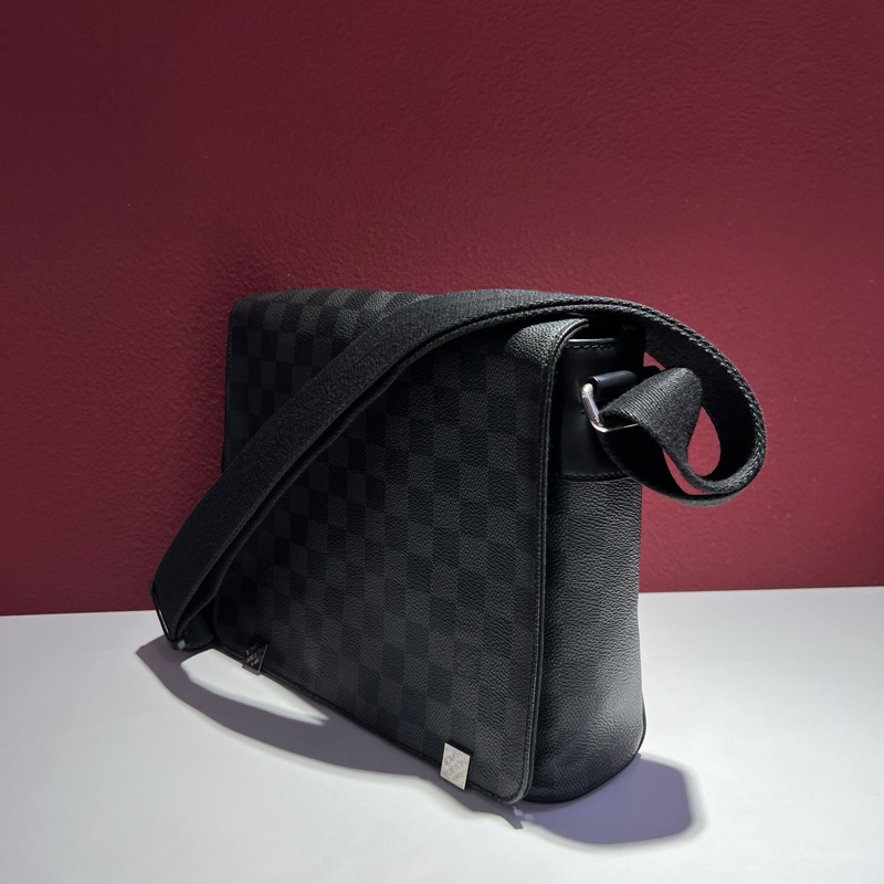 路易威登/Louis Vuitton District系列 黑色棋盤格翻蓋郵差包 105706 尺寸:25.0x 22.0x 7.0 cm。-2