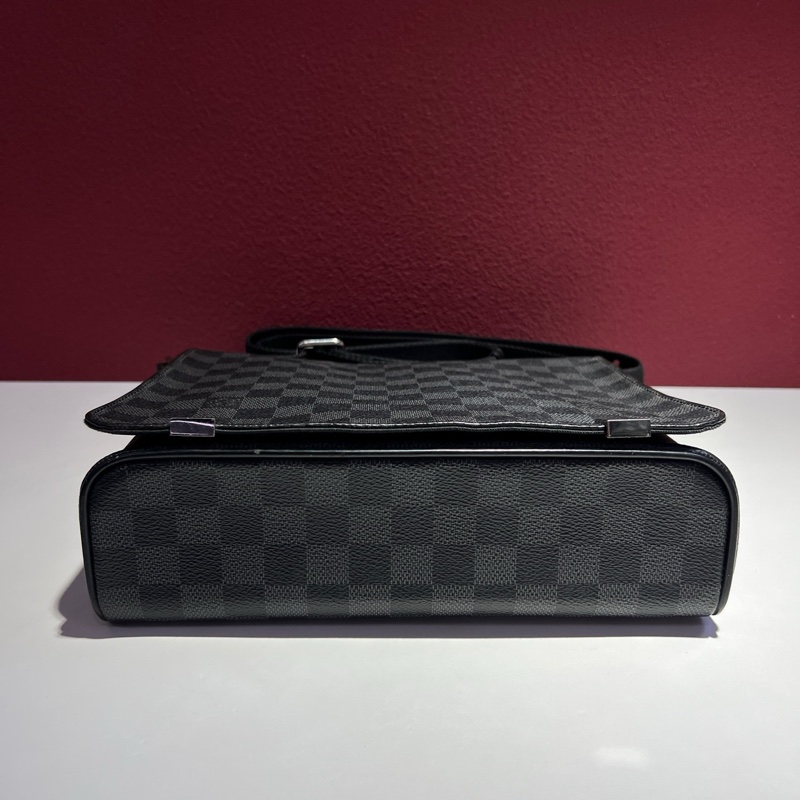 路易威登/Louis Vuitton District系列 黑色棋盤格翻蓋郵差包 105706 尺寸:25.0x 22.0x 7.0 cm。-4