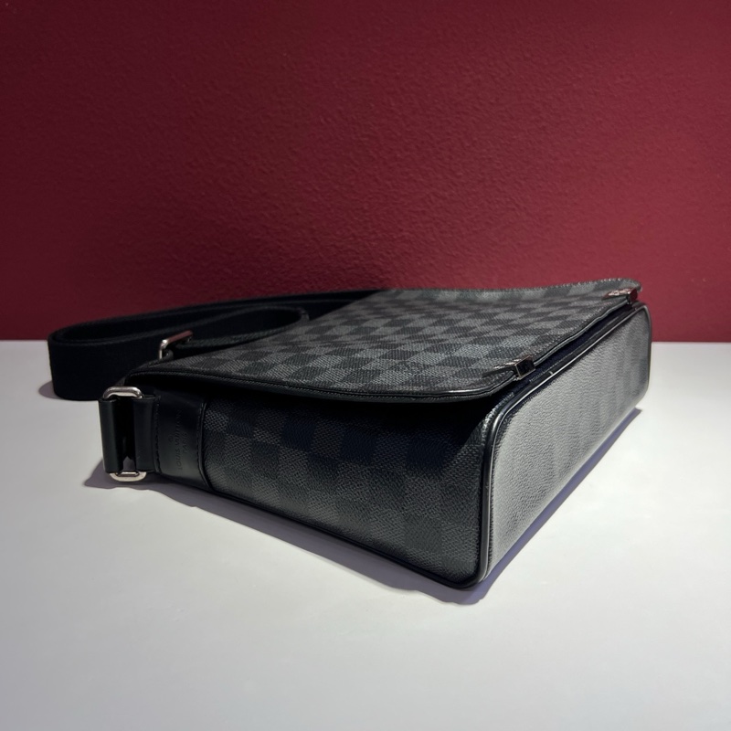 路易威登/Louis Vuitton District系列 黑色棋盤格翻蓋郵差包 105706 尺寸:25.0x 22.0x 7.0 cm。-5