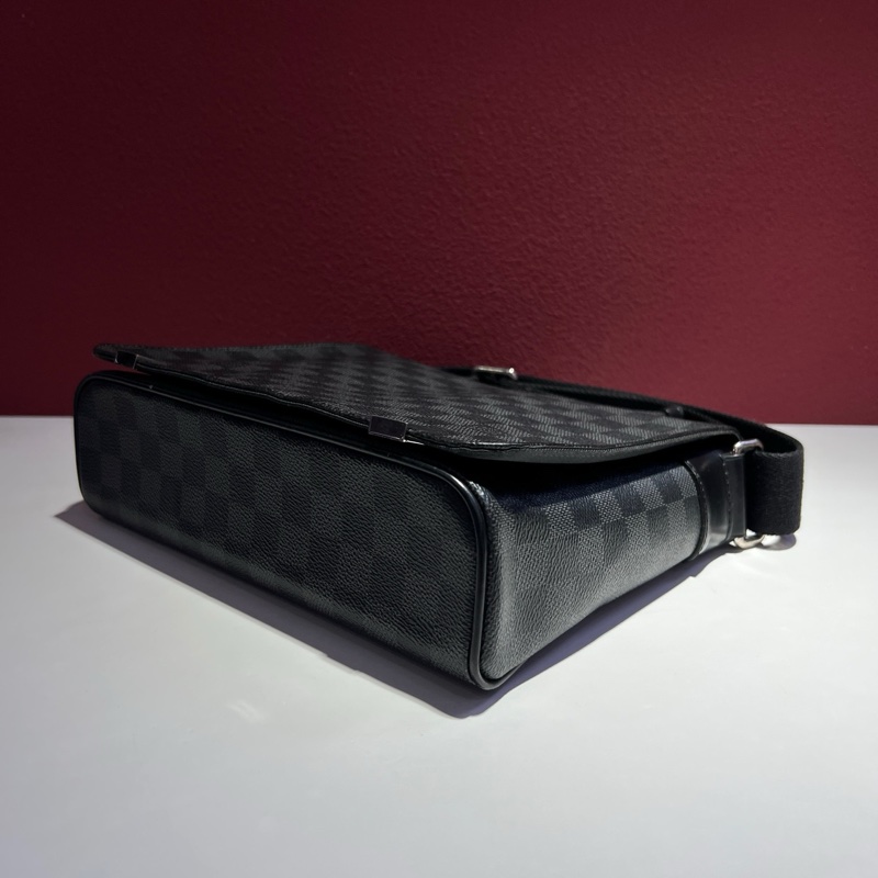 路易威登/Louis Vuitton District系列 黑色棋盤格翻蓋郵差包 105706 尺寸:25.0x 22.0x 7.0 cm。-6