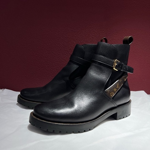 路易威登/Louis Vuitton  99新黑色牛皮靴子 金扣 36.5碼 鞋長：26 cm 鞋跟：3.5 cm 。