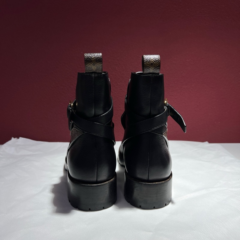 路易威登/Louis Vuitton  99新黑色牛皮靴子 金扣 36.5碼 鞋長：26 cm 鞋跟：3.5 cm 。-3