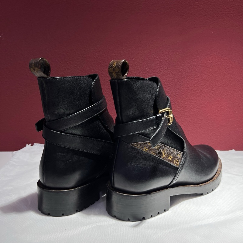 路易威登/Louis Vuitton  99新黑色牛皮靴子 金扣 36.5碼 鞋長：26 cm 鞋跟：3.5 cm 。-4