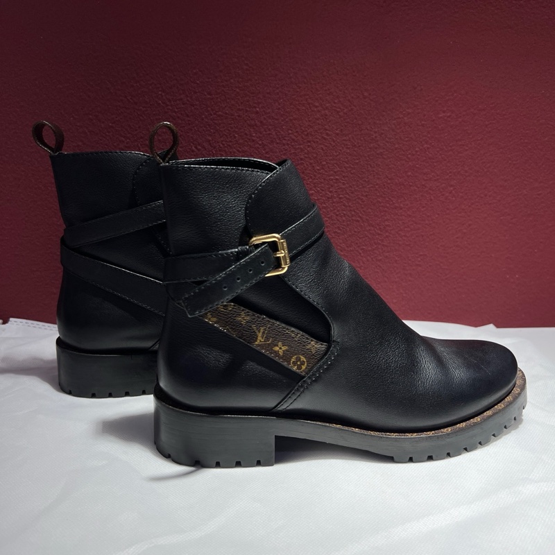 路易威登/Louis Vuitton  99新黑色牛皮靴子 金扣 36.5碼 鞋長：26 cm 鞋跟：3.5 cm 。-5