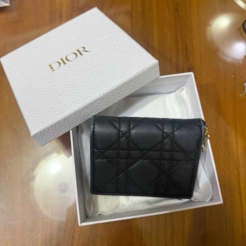 🩶全配 DIOR 經典Lady Dior系列藤格紋圖案小羊皮暗釦短夾(黑色)-1