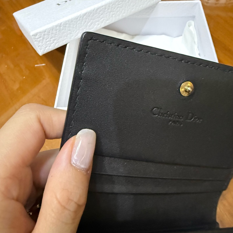 🩶全配 DIOR 經典Lady Dior系列藤格紋圖案小羊皮暗釦短夾(黑色)-3