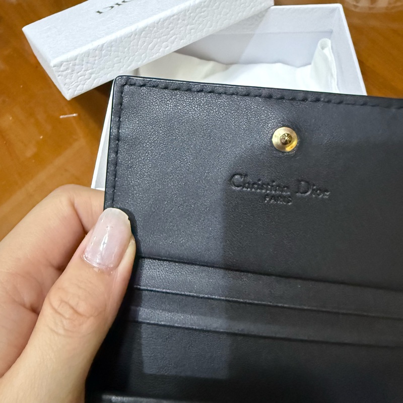 🩶全配 DIOR 經典Lady Dior系列藤格紋圖案小羊皮暗釦短夾(黑色)-5