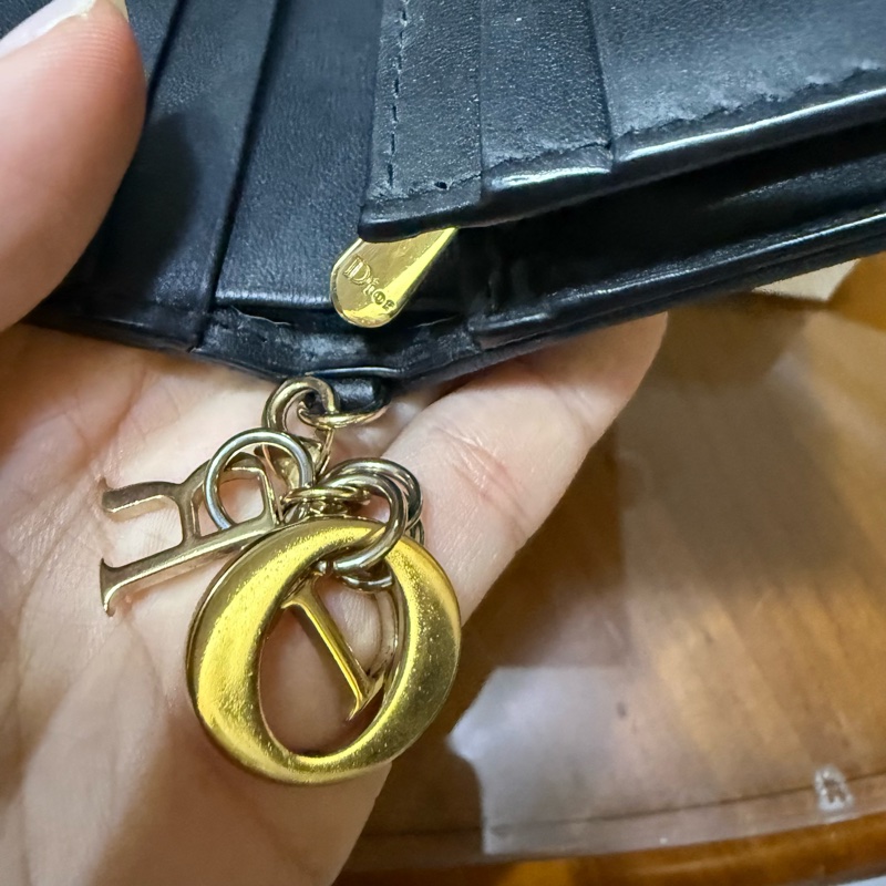 🩶全配 DIOR 經典Lady Dior系列藤格紋圖案小羊皮暗釦短夾(黑色)-6