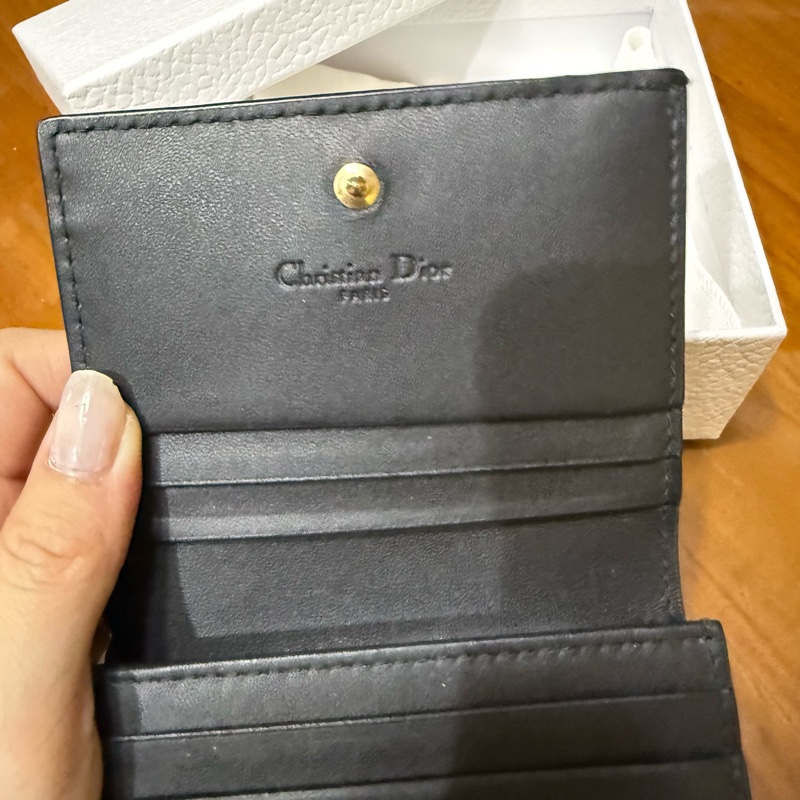 🩶全配 DIOR 經典Lady Dior系列藤格紋圖案小羊皮暗釦短夾(黑色)-14