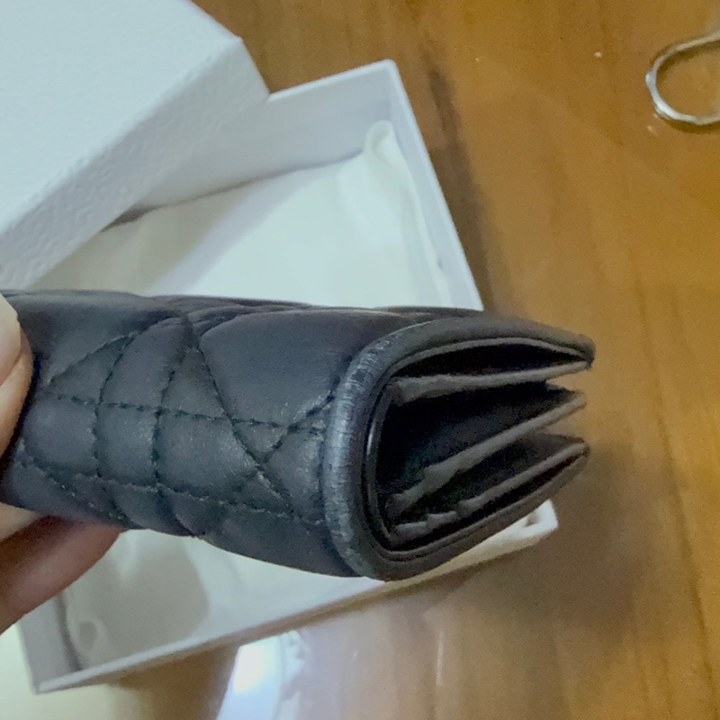 🩶全配 DIOR 經典Lady Dior系列藤格紋圖案小羊皮暗釦短夾(黑色)-19