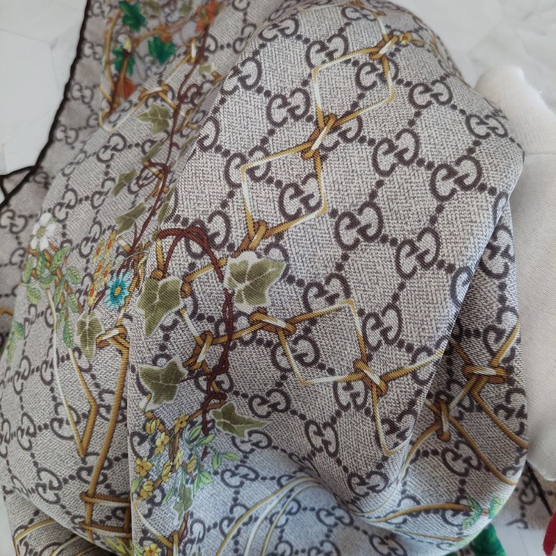 GUCCI 古馳 印花桑蠶絲斜紋方巾~95新閒置品-9