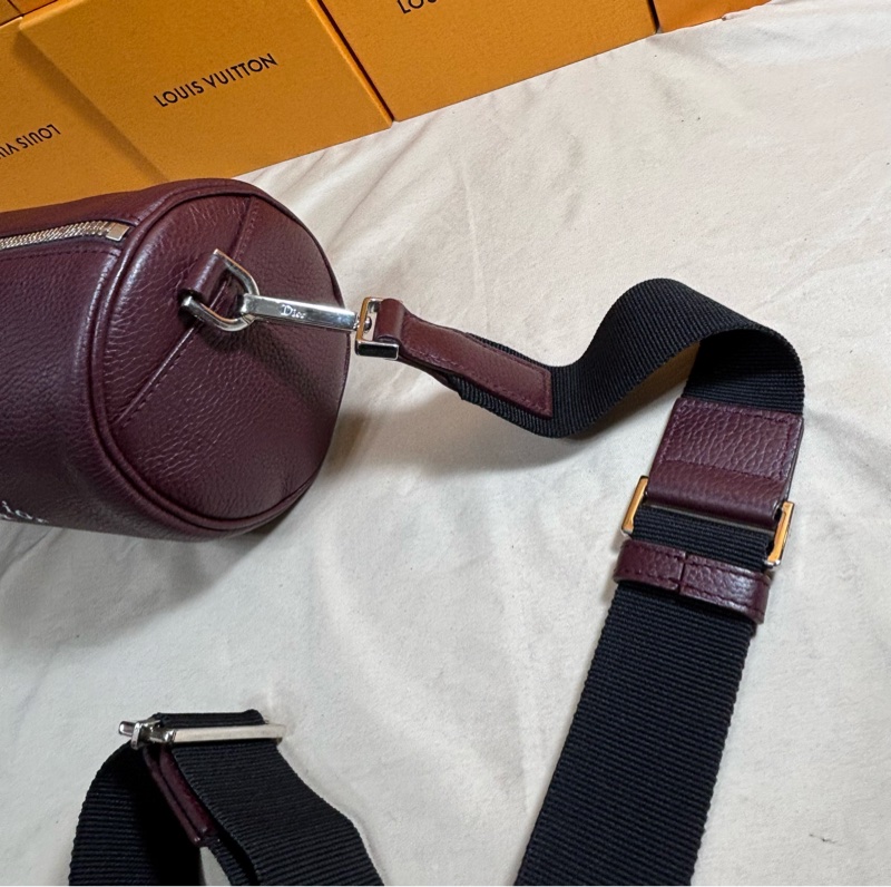 ‼️全台最甜 Christian Dior 迪奧 新款波爾多紅 圓筒包 肩背/斜背包-5