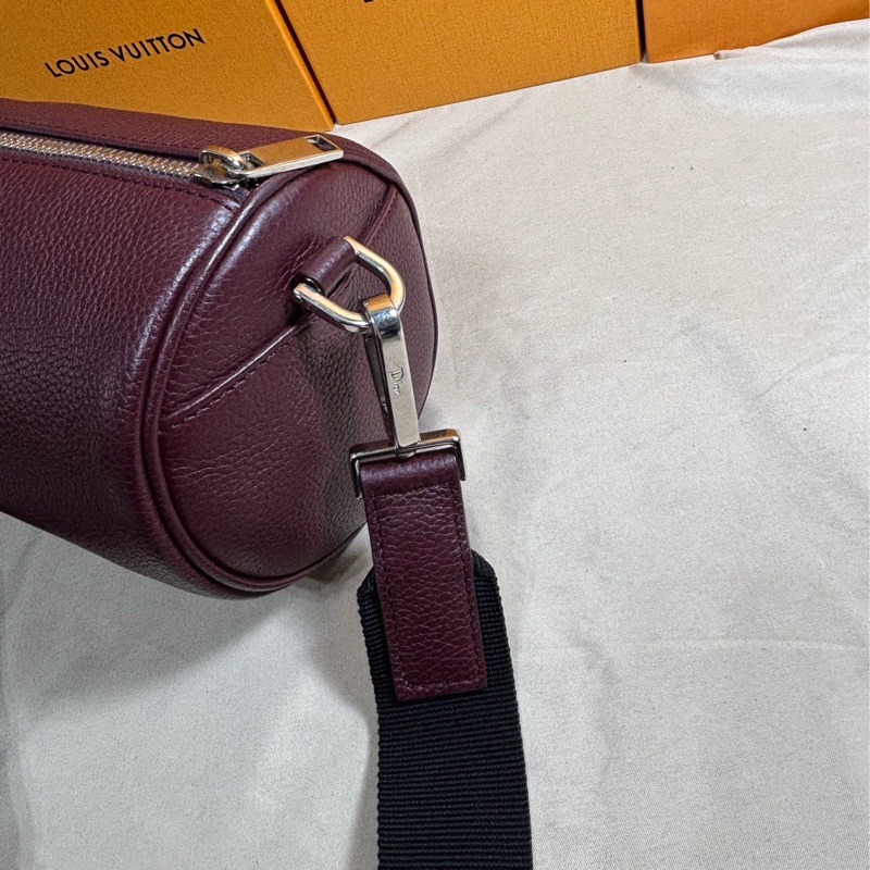 ‼️全台最甜 Christian Dior 迪奧 新款波爾多紅 圓筒包 肩背/斜背包-6