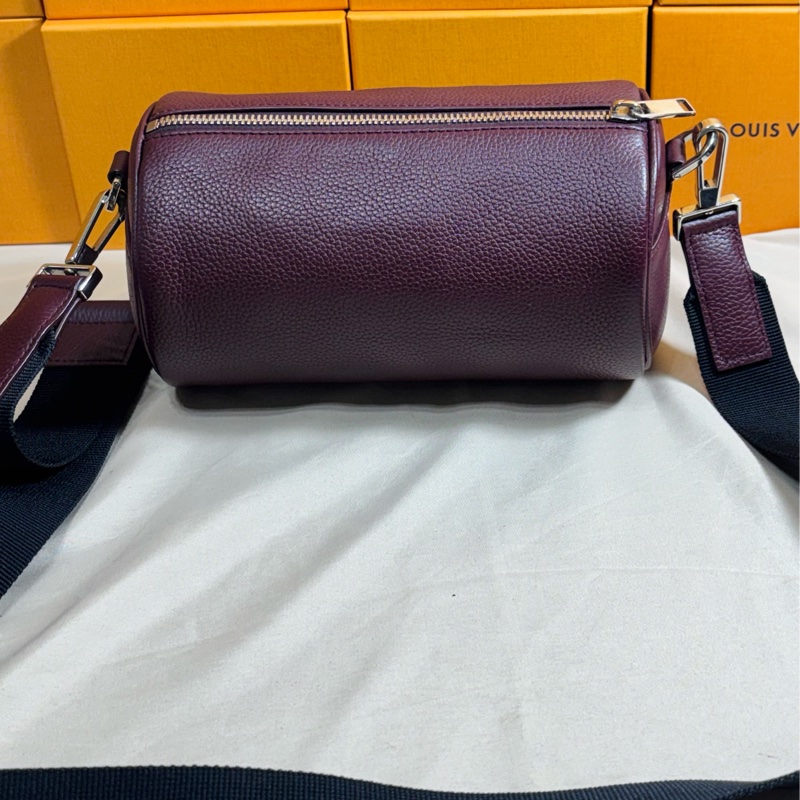 ‼️全台最甜 Christian Dior 迪奧 新款波爾多紅 圓筒包 肩背/斜背包-8