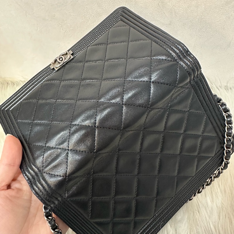 Chanel 黑皮銀釦格紋boy woc 斜背包-49