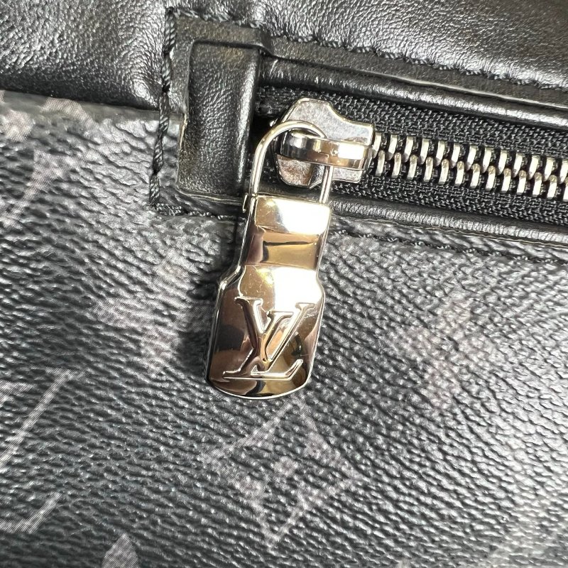 LV 黑老花DISCOVERY腰包-9