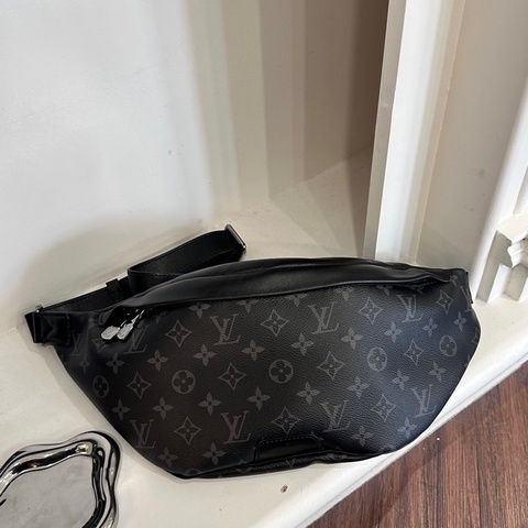 LV 黑老花DISCOVERY腰包