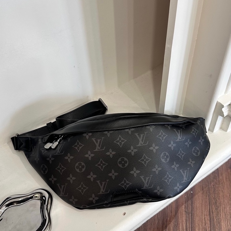 LV 黑老花DISCOVERY腰包-0