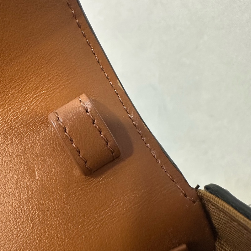 Celine 老花金釦凱旋門迷你斜背包-26