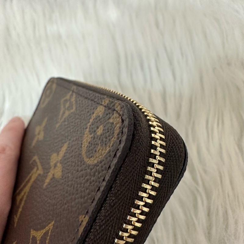 LV M60067 原花金釦拉鏈零錢包-9