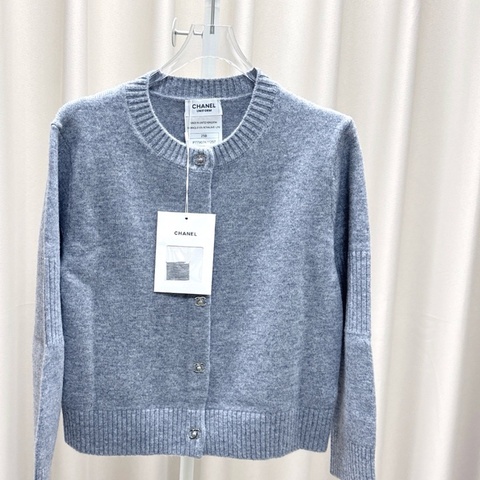 閒置新Chanel uniform系列灰色書包扣 羊絨開衫   40碼 肩寬40 胸圍9