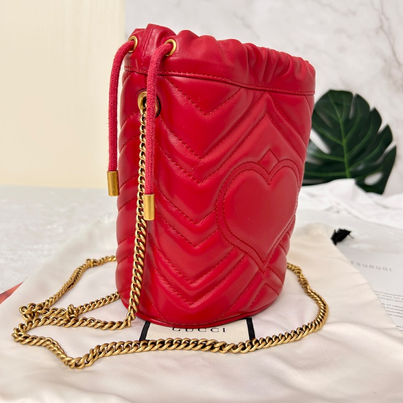 Gucci 迷你山形絎縫皮鏈條水桶包-10